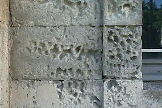 Verweerde kalkstenen parementblokken