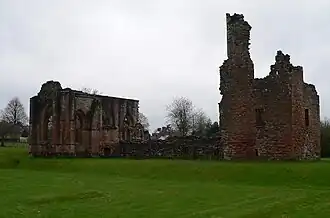Lincluden Collegiate Church vanaf het noordoosten. Links het koor van de kerk en rechts de woontoren. Vooraan een deel van de siertuin.