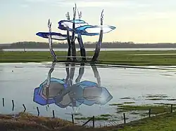 Bakens aan het water, installatie langs de Waal.