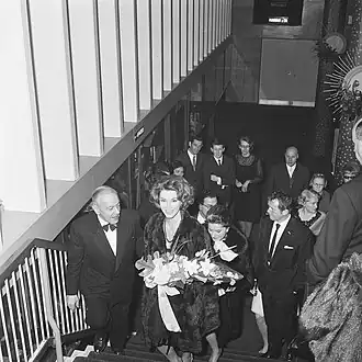 Linda Christian bij de première in Rotterdam, met links producer Joop Landré en onderaan de trap Toon Hermans