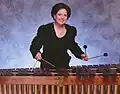 Linda Maxey bespeelt de marimba