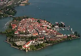 Boven de stad Lindau ligt het eiland Hoy