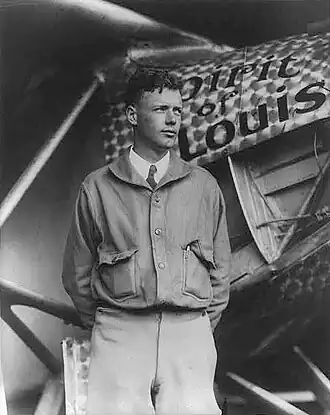 Charles Lindbergh voor zijn vliegtuig Spirit of St. Louis na zijn beroemde trans-Atlantische vlucht, mei 1927