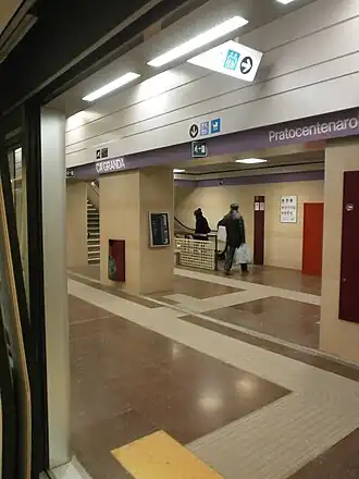Het perron gezien uit een metrostel door de geopende perrondeur