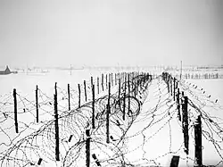 1940, Prikkeldraad in de besneeuwde vlakte in België (omgeving Menen)