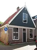 Bakstenen huis met houten topgevel
