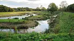 Uitzicht naar het zuiden vanaf een lunet van de linie op (v.l.n.r): inundatiegebied "Halsters Laag" (Het Laag), gracht en liniewal.