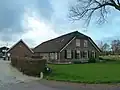 Gedeeltelijk onderkelderde boerderij, woning en bedrijfsgedeelte onder een kap