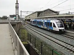 De Arriva LINT 25 in zijn Blauwnetjasje in Hengelo