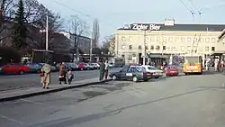 het stationsplein in 1992 met de halte van tram 3 en de trolleybuslijn 21. In het park links lag de eindlus van tram 3.