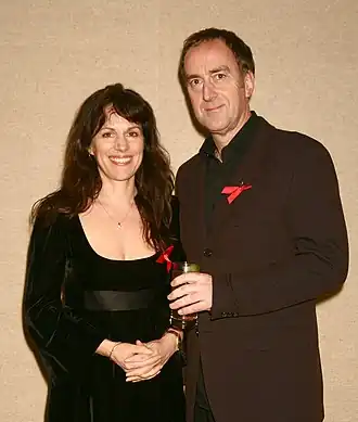Lise Mayer en Angus Deayton bij de Lighthouse Gala-veiling, ten behoeve van de Terrence Higgins Trust.