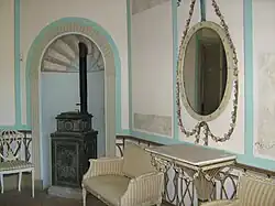 Vestibule met spiegel en Noorse oven