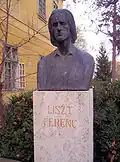 het borstbeeld van Franz Liszt, nu verplaatst naar schoolterrein