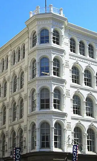 De achthoekige toren aan de westkant van het gebouw in 2013