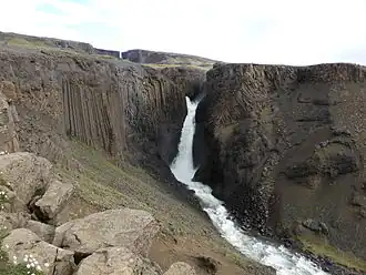 De Litlanesfoss met de Hengifoss op de achtergrond.