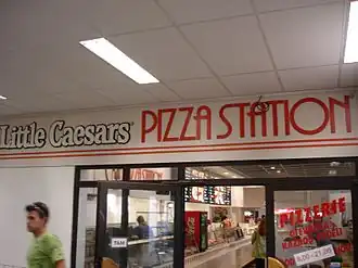 Little Caesars heeft niet alleen in Noord-Amerika vestigingen. Hier een vestiging in het centrum van Brno, Tsjechië.