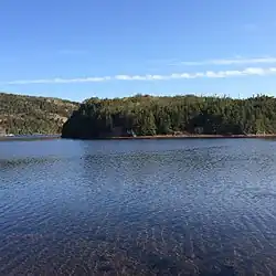 Zuidelijk deel van de natuurlijke haven van het dorp