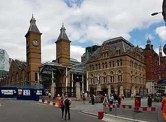 Trein (L) en metro (R) bij Liverpool Street (2019)