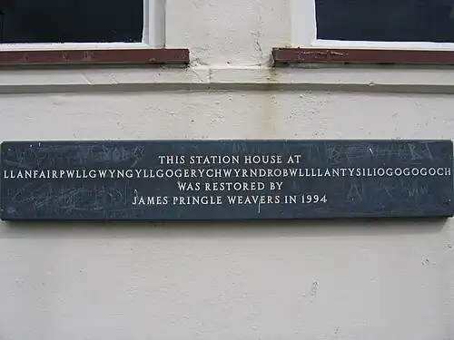 Tekst op het stationsgebouw