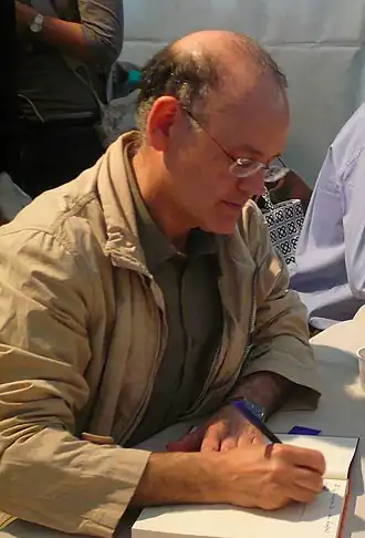 De schrijver tijdens een signeersessie ter gelegenheid van de feestdag van Sint Joris in 2009 op de passeig de Gràcia in Barcelona