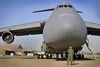 Lockheed C-5 Super Galaxy laadt materiaal op Shaw AFB