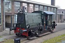 Loc NS 271 naast de SHM-locloods te Hoorn; 15 april 2023.