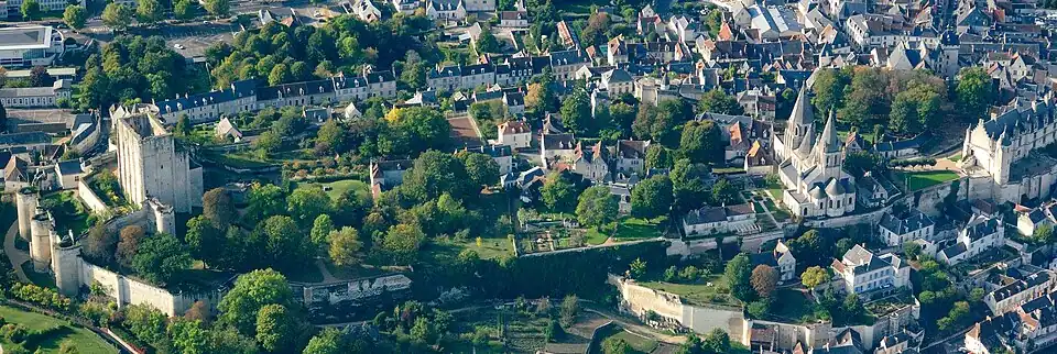 De kasteelheuvel met van links naar rechts: De donjon (ruïne), Saint-Ourskerk en Logis Royal