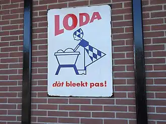 Oud reclamebord aan de muur van het station van het Nationaal Smalspoormuseum in Valkenburg (Katwijk).