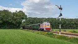 Loc 2530 de bisschop van de VSM weer in lila kleur, met reizigerstrein uit Beekbergen; 6 september 2019.