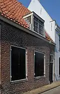 Laag huis met rechte gootlijst