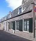 Laag huis onder rechte kroonlijst