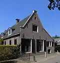 Laag huis met zadeldak en topgevel