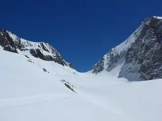 Lötschenlücke vanuit het zuidwesten in de lente met de Hollandiahütte links van het zadel en de Langgletsjer op de voorgrond