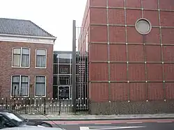 De overgang tussen het oude en nieuwe gedeelte, gezien vanaf de W.A. Scholtenstraat.