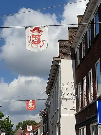 Vlaggetje met logo in Langestraat in Huissen