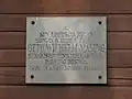 Gedenkplaat voor Otto Wilhelm Masing tegen de muur van de bibliotheek in Lohusuu