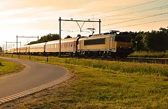 Lok 1765 met de EuroNight in de avondzon bij Zevenaar