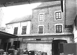 Een korfboogdeur (rechtsonder) als overblijfsel van het Kasteel van Sterrebeek