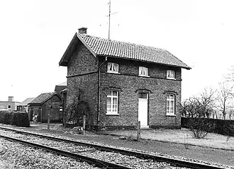 Het oude stationsgebouw met de toen al opgebroken perrons