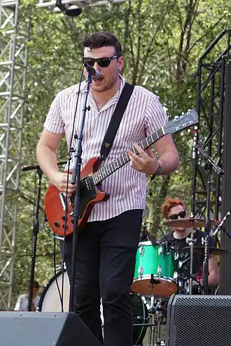 Elvis (zanger/gitarist) en Max (drummer) Kuehn op Lollapalooza 2012