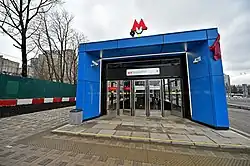 Een van de toegangsgebouwen