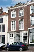 Huis met rechte gevel, kroonlijst met jaartal 1780 en gesneden consoles