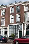 Huis met rechte gevel, kroonlijst met jaartal 1785 en gesneden consoles