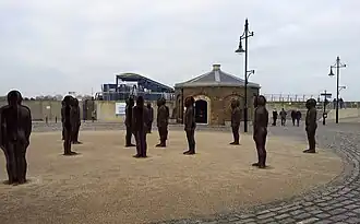 Plein aan de Theems met kunstwerk