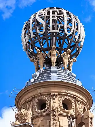 De bekroning van de neobarokke theatertoren