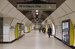 De verdeelhal van de Northern Line gezien uit het zuiden