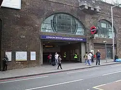 De ingang uit 1967 onder de spoorlijn