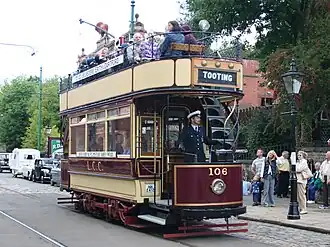 Oude elektrische dubbeldekstram in Londen