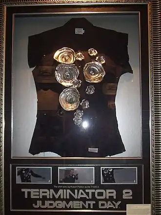 Kostuum van de T-1000 als politieagent, gedragen door Robert Patrick. London Film Museum, 2010.