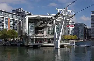 Het station van de Emirates Royal Docks-kabelbaan in Londen